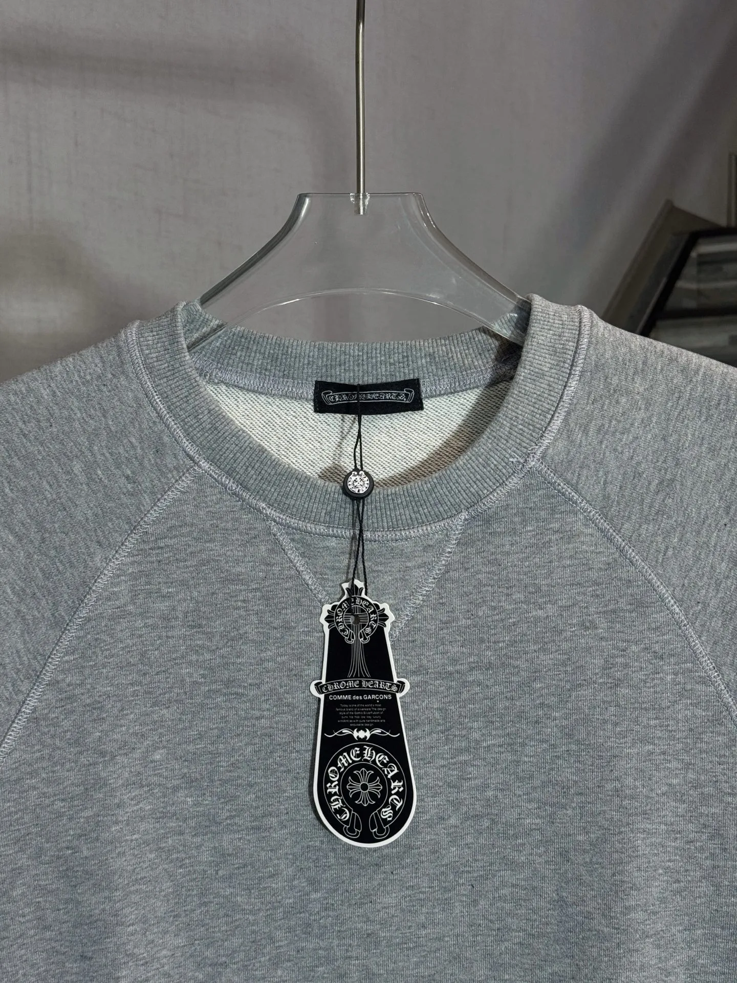 P220 model number: HE392 Chromehearts-Chrome heart logo embroidered pure cotton round neck sweatshirt The fabric of the clothing is made of 420g high-weight pure cotton terry fabric. The upper body is comfortable and breathable, has a delicate and smooth feel, and is extremely warm. The arms are sewn with the original Croix heart cross leather label. The arm hems are made of elastic threads of the same color and color. The Croix heart small letter hardware iron label is customized on the back. The original label is made by a large factory. It has three complete labels. It has a loose os version. Kuaishou Xiaohongshu's popular sweatshirt, you can buy it with confidence.  Color: Gray Size: S M L XL